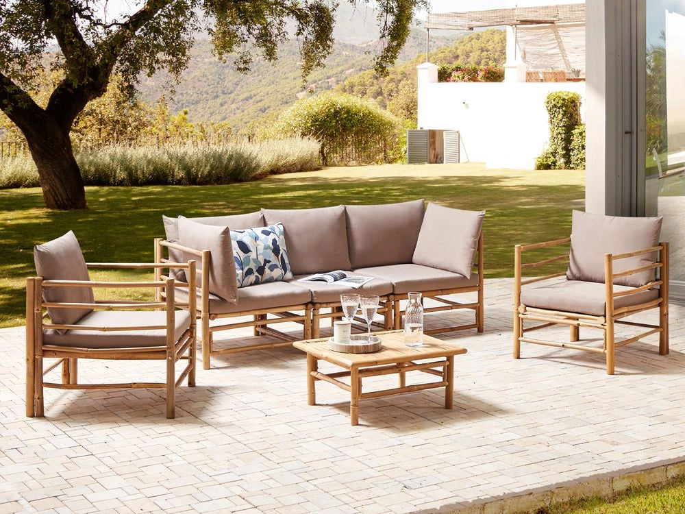 Set da giardino modulare con divano a 3 post 2 poltrone e tavolino in bambù naturale con cuscini tortora esterno elegante