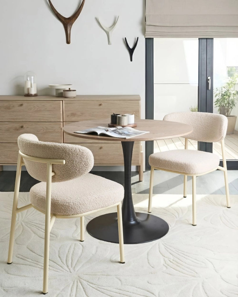 Set di 2 sedie da pranzo in bouclé beige chiaro senza braccioli con gambe in ferro e cappucci protettivi design retrò per sala da pranzo
