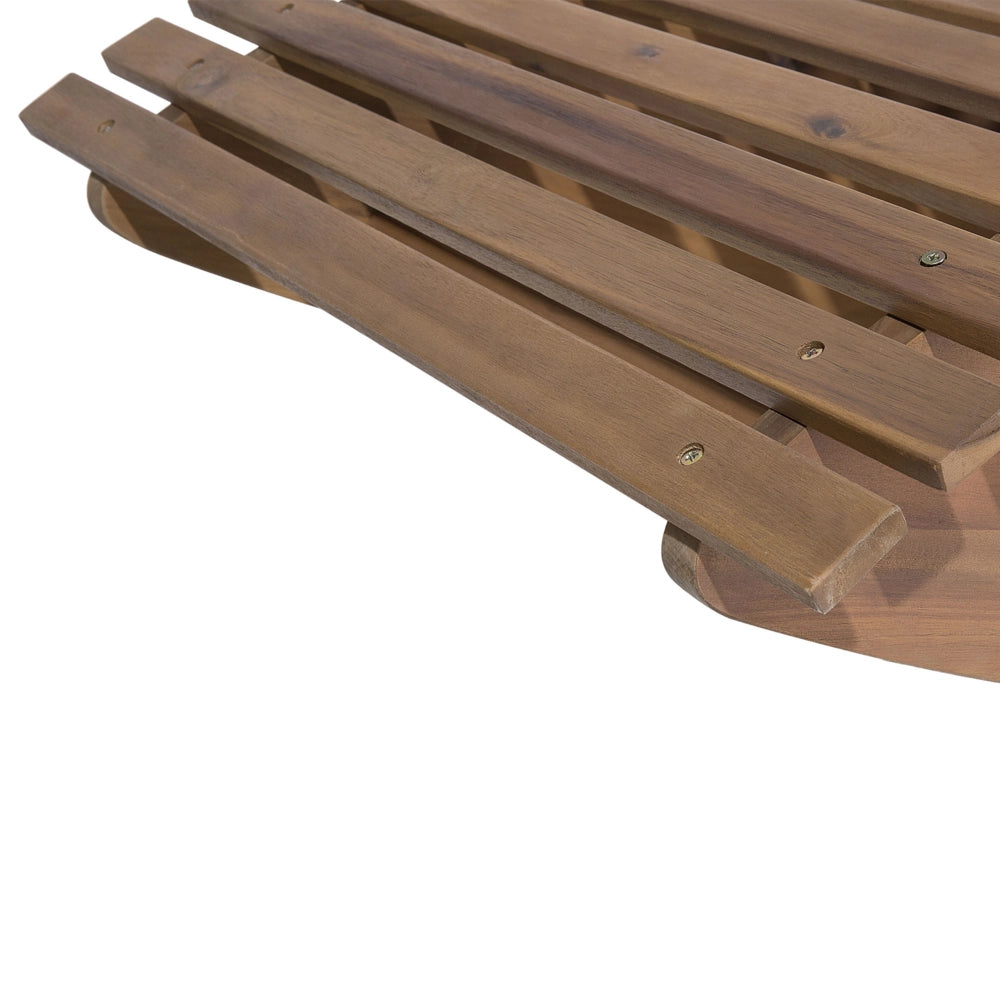 Lettino prendisole a doghe in legno di acacia chiaro con design a dondolo a forma curva con cuscino di seduta blu