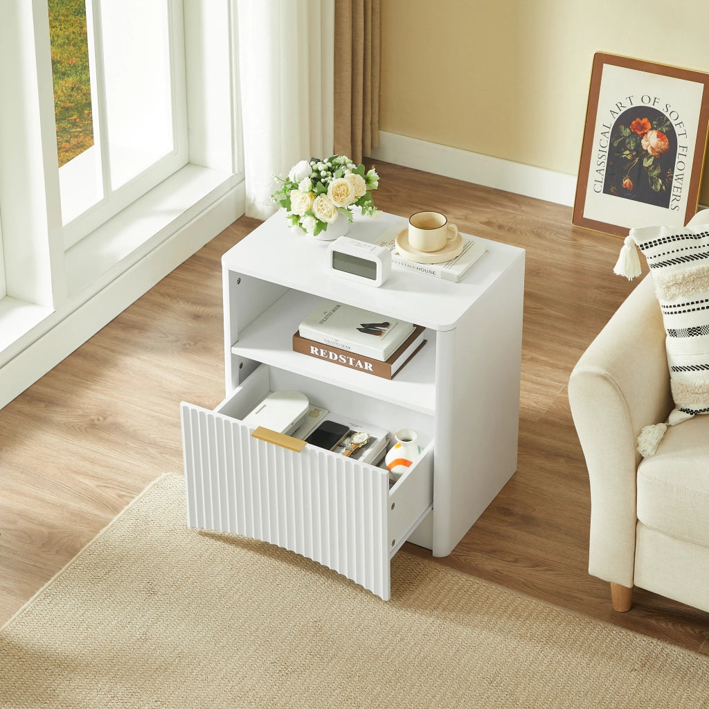 Comodino con design a scanalature, cassetto aperto e maniglia in metallo dorato, bianco