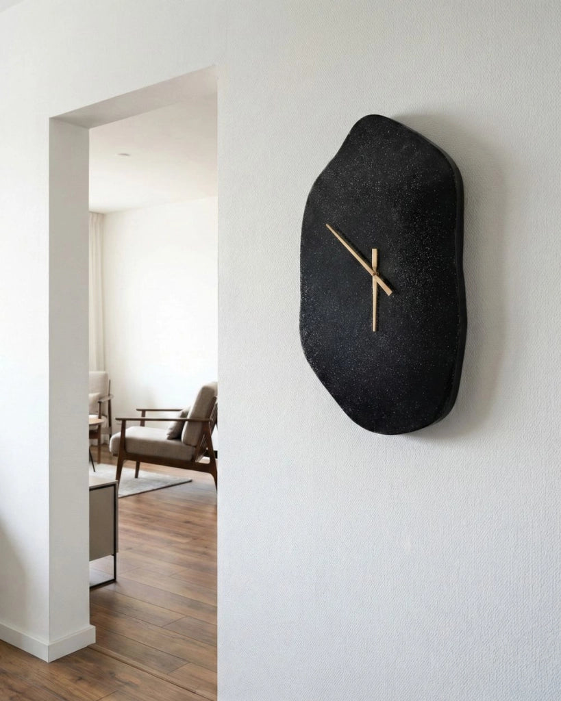 Orologio da parete in alluminio nero 64x44 cm Forma irregolare Lancette dorate Decorazioni
