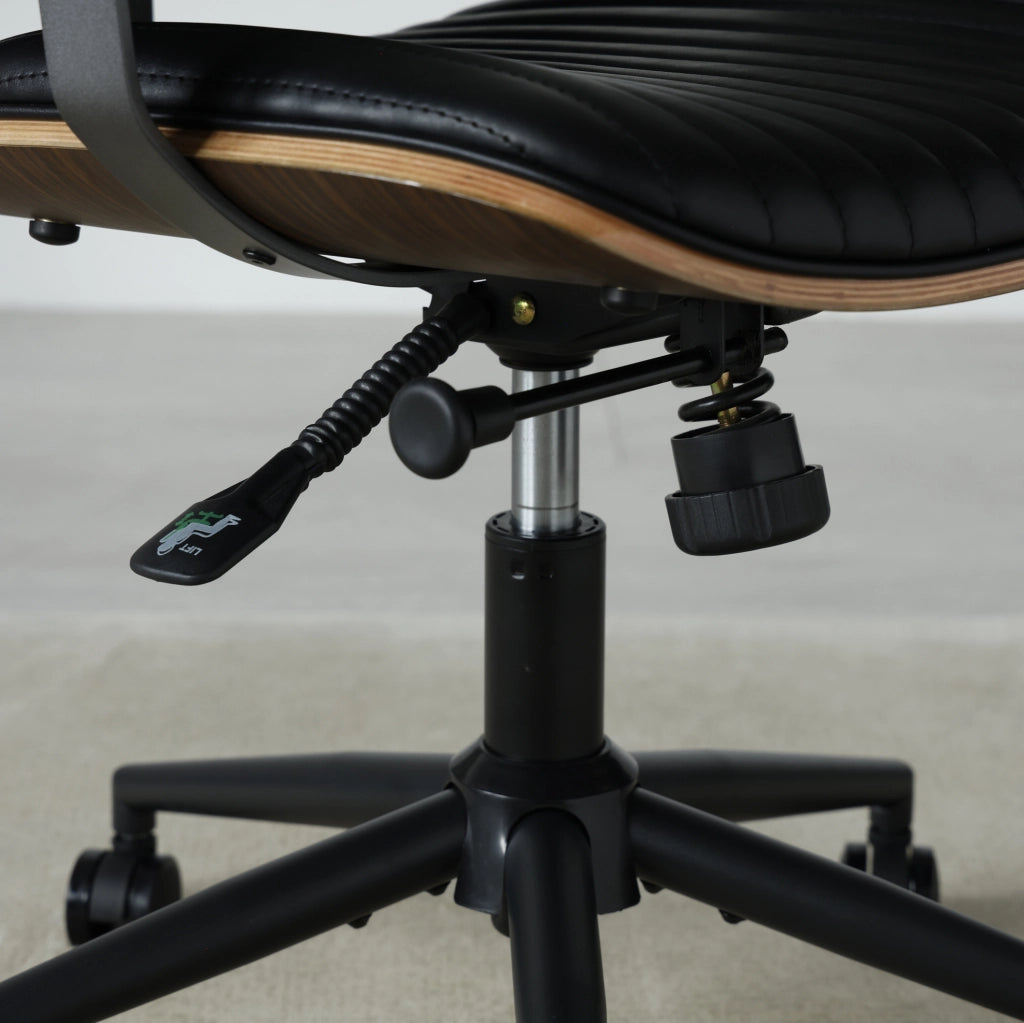 Sedia da ufficio in pelle PU nera con rotazione a 360° e ruote