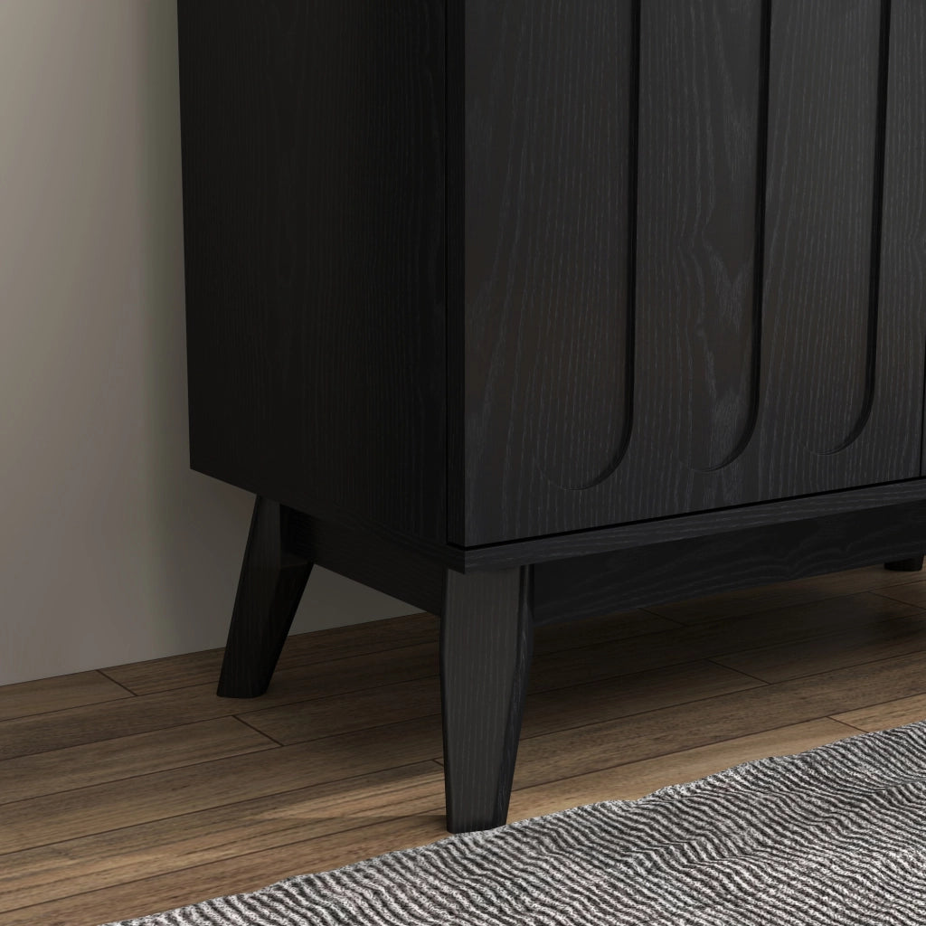 Credenza con ripiani regolabili e presa posteriore in legno e MDF nera