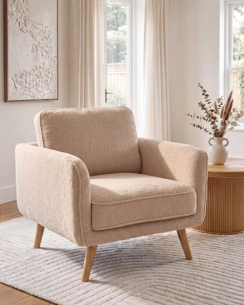 Poltrona beige in bouclé con gambe in legno di quercia stile tradizionale per soggiorno