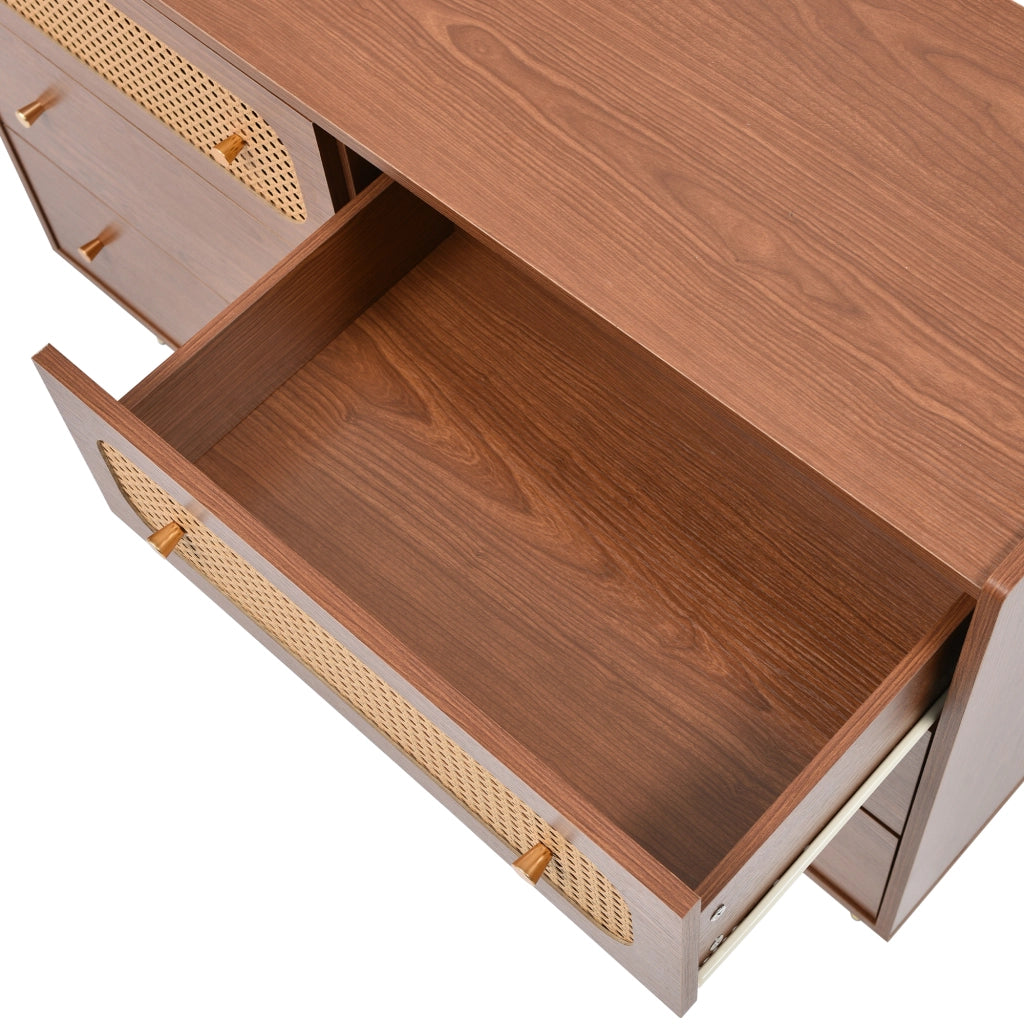 Cassettiera vintage a 6 cassetti in effetto noce con dettagli in rattan e gambe in metallo, 120 cm