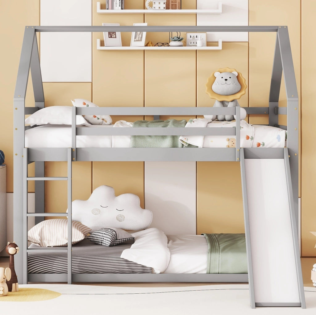 Letto a castello a casetta 140x200 cm con scivolo e scala; legno di pino; grigio