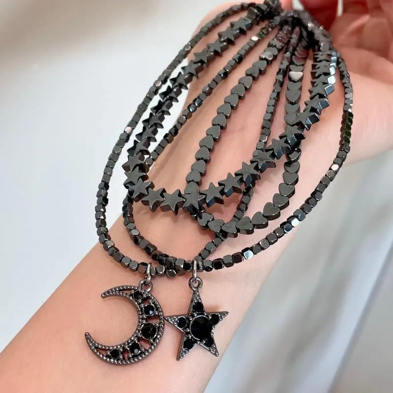 Collana fatta a mano con stelle e luna, perline scure sovrapposte, regalo di Natale o di compleanno.