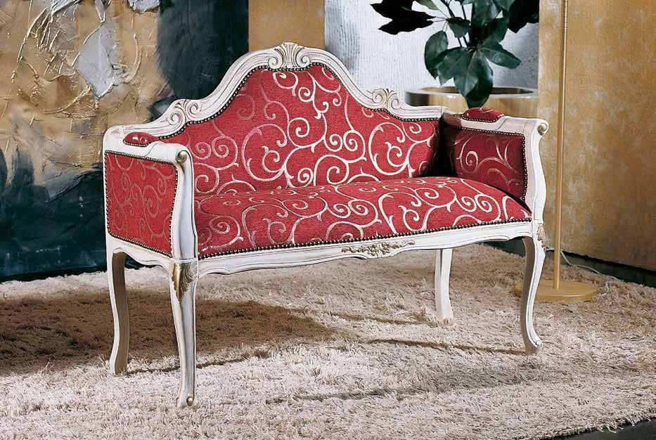 Divanetto imbottito shabby chic in legno massello con fregi oro