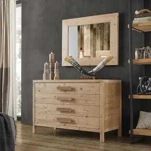 Comò mod sira interamente in legno massiccio di abete laccatoin colorazione naturale