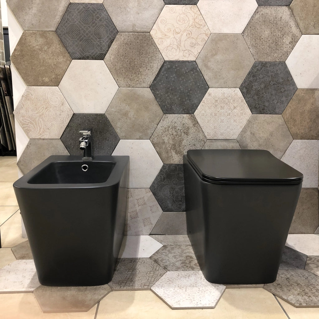 Set Sanitari a terra filo muro, linea squadrata colore nero opaco coprivaso soft-close