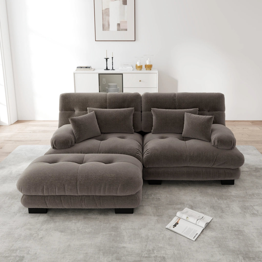 Divano modulare in chenille marrone con ottoman mobili; cuscini lombari e decorativi