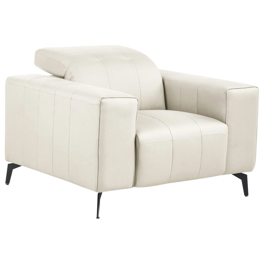 Poltrona in ecopelle beige chiaro  con poggiatesta regolabile e gambe in metallo stile moderno