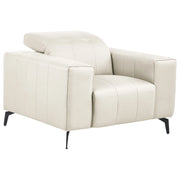 Poltrona in ecopelle beige chiaro  con poggiatesta regolabile e gambe in metallo stile moderno