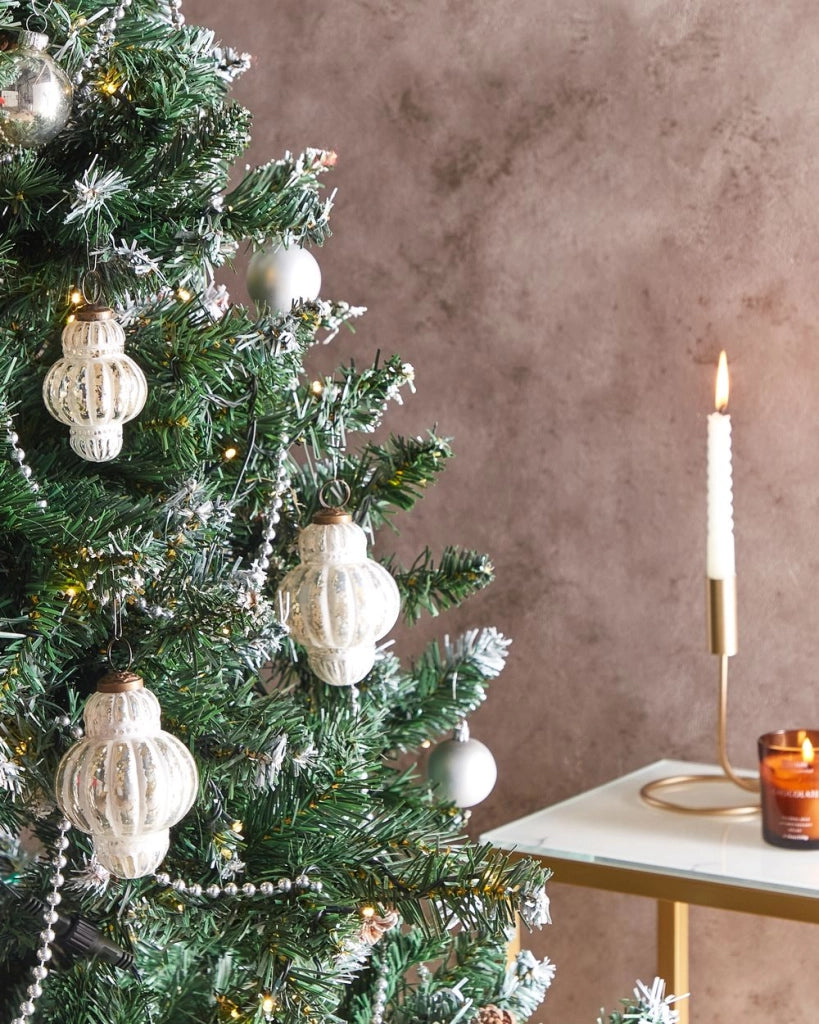 Set di 6 palle di Natale fatte a mano in vetro argentato appese a palline dell'albero di Natale con segni di invecchiamento.