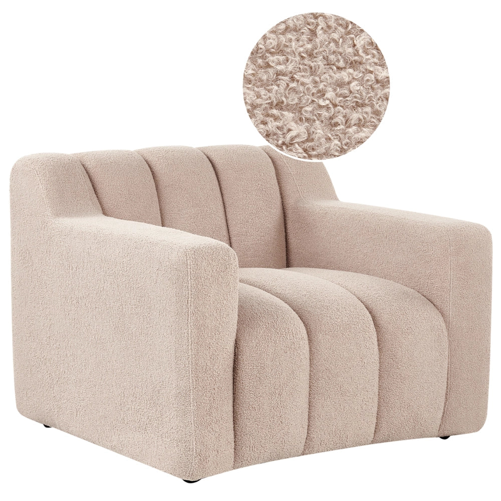 Poltrona con rivestimento in bouclé beige schienale imbottito e cuscini spessi perfetta per un soggiorno moderno