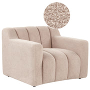 Poltrona con rivestimento in bouclé beige schienale imbottito e cuscini spessi perfetta per un soggiorno moderno