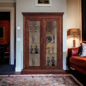 Vetrina in legno arte povera noce Bassano 2 ante vetro