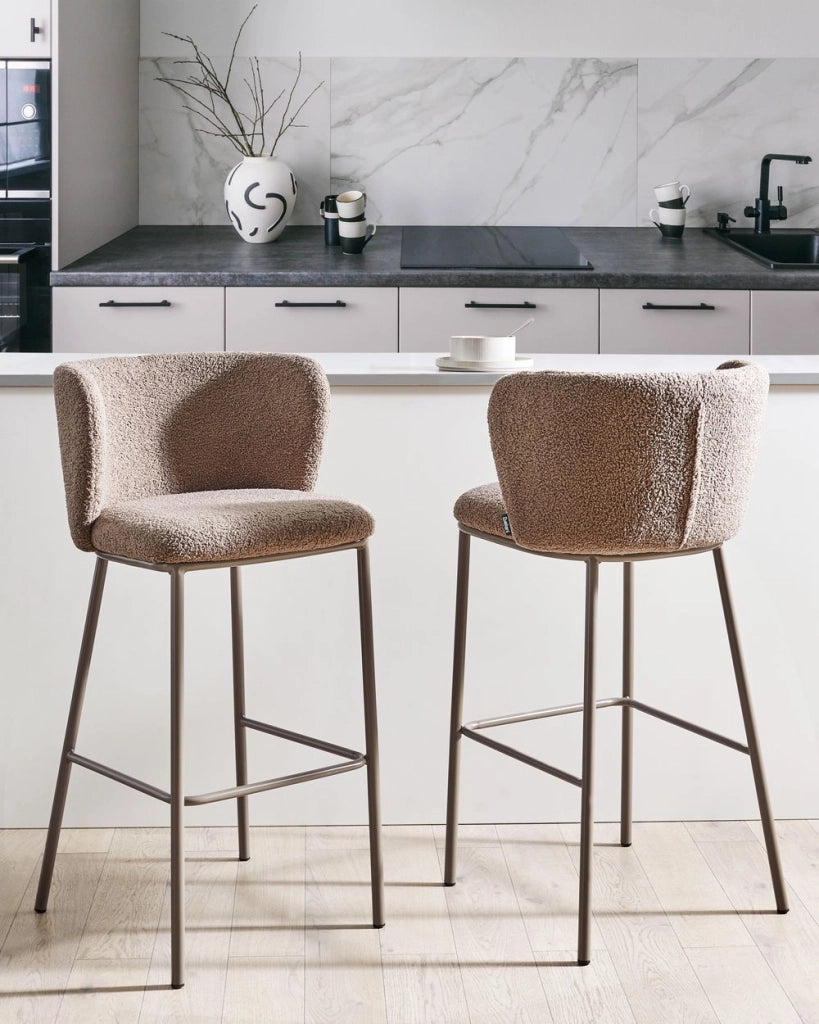 Set di 2 sedie da bar moderne in bouclé marrone Schienale curvo Gambe nere Sala da pranzo moderna Cucina