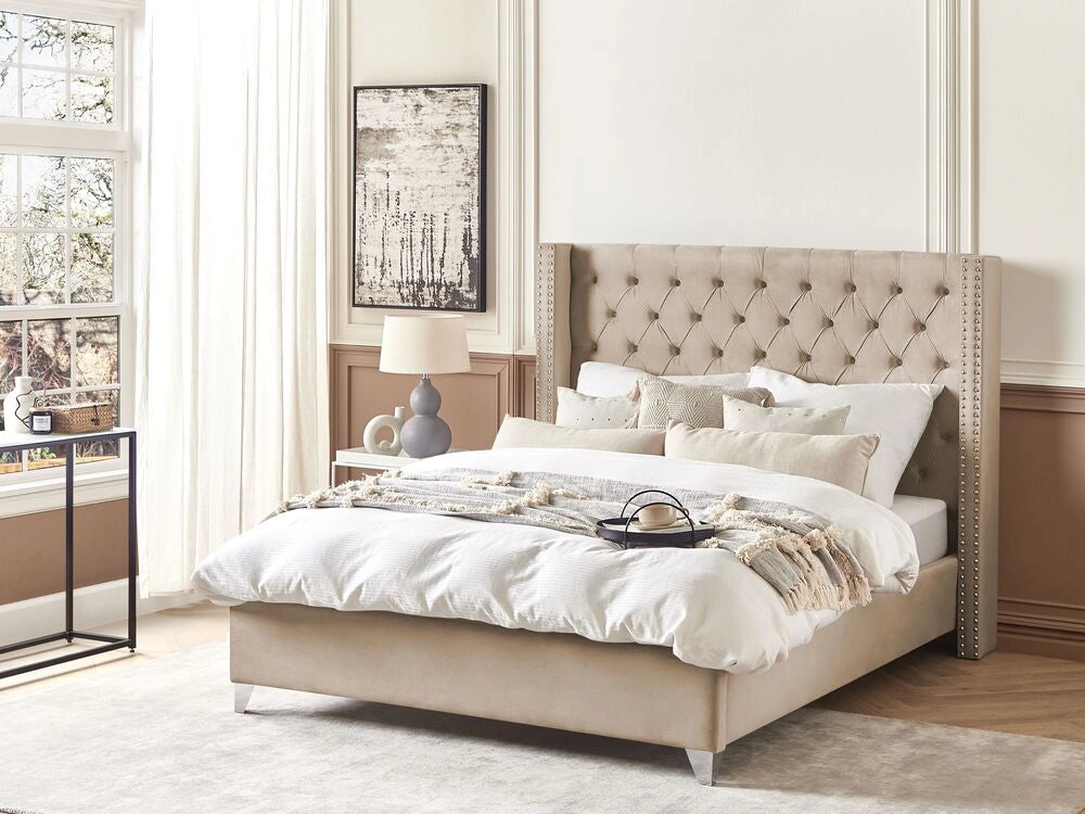 Letto a doghe Velluto beige imbottito Poggiatesta trapuntato borchie 160 x 200 cm design glam
