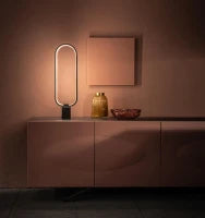 E-STYLO Lampada da tavolo con struttura ovale e base in marmo, caratterizzata da un design moderno e scultoreo che unisce eleganza e funzionalità, 7cm X 18cm H. 60cm