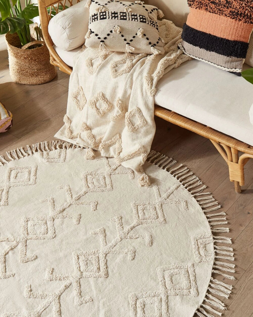 Tappeto rotondo in cotone beige ⌀ 140 cm trapuntato con motivo e frange boho soggiorno camera da letto