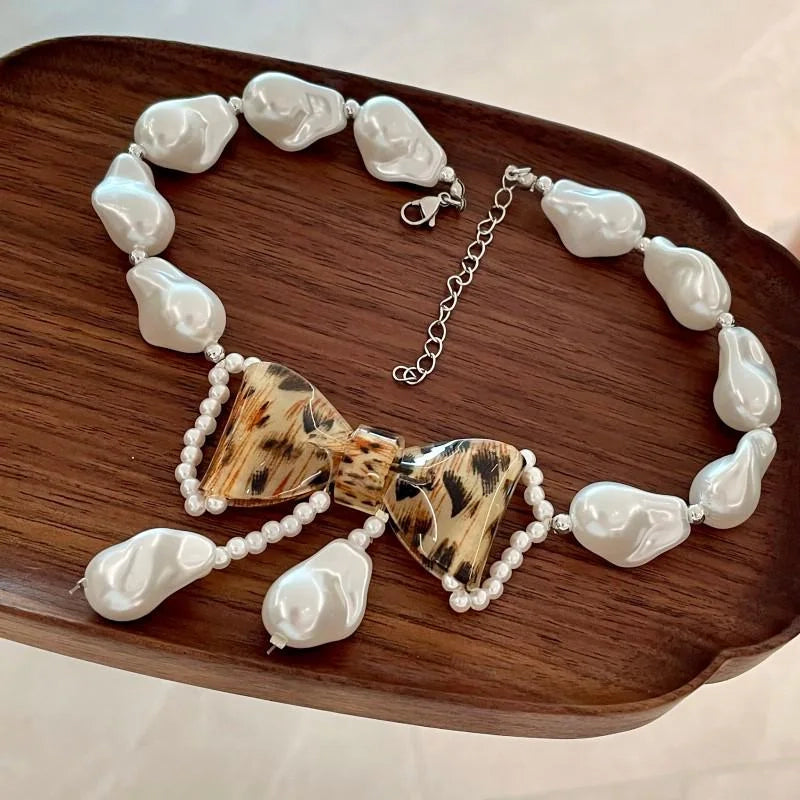 Collana di perle a forma di fiocco fatta a mano, regalo di Natale o di compleanno.