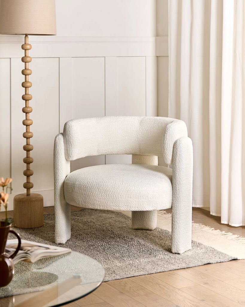 Poltrona imbottita in ciniglia con schienale curvo seduta moderna in stile scandinavo colore bianco sporco
