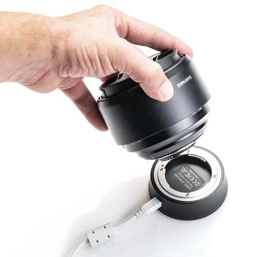 Lens Station per obiettivi Nikon F AF - la docking station consente l'aggiornamento del sistema, calibra automaticamente l'apertura e la messa a fuoco, facile da usare