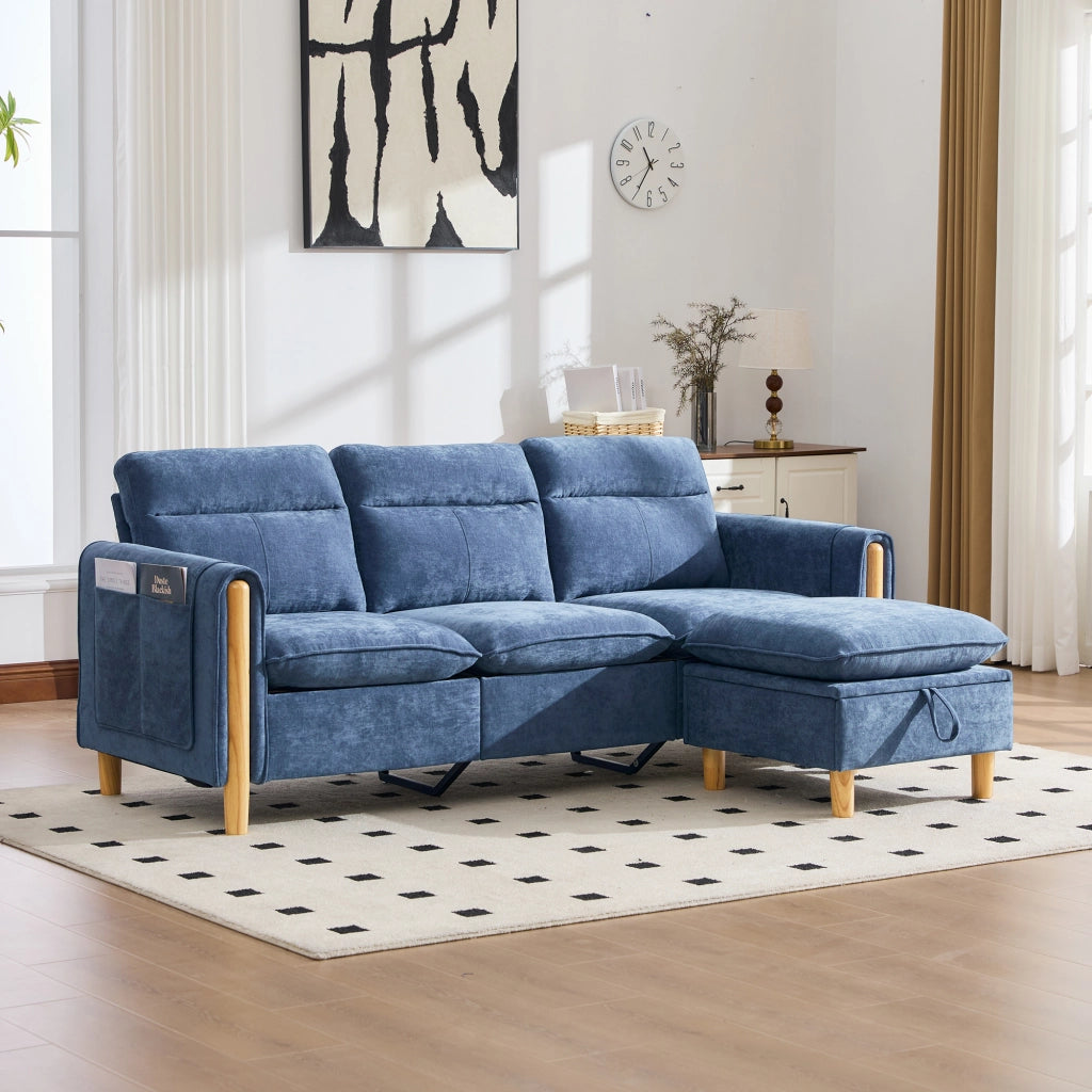 Divano angolare reversibile in chenille con pouf contenitore e tasche laterali in legno massello blu