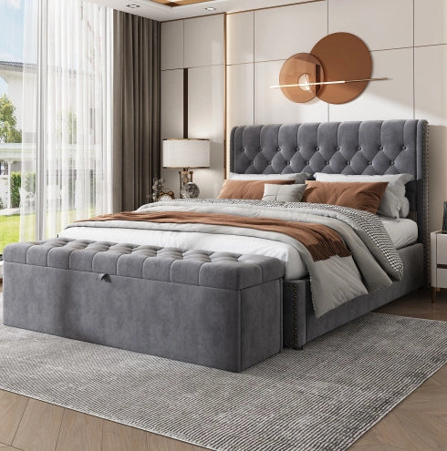 Letto imbottito 140x200 cm con contenitore; testiera alta e dettagli con rivetti in velluto grigio
