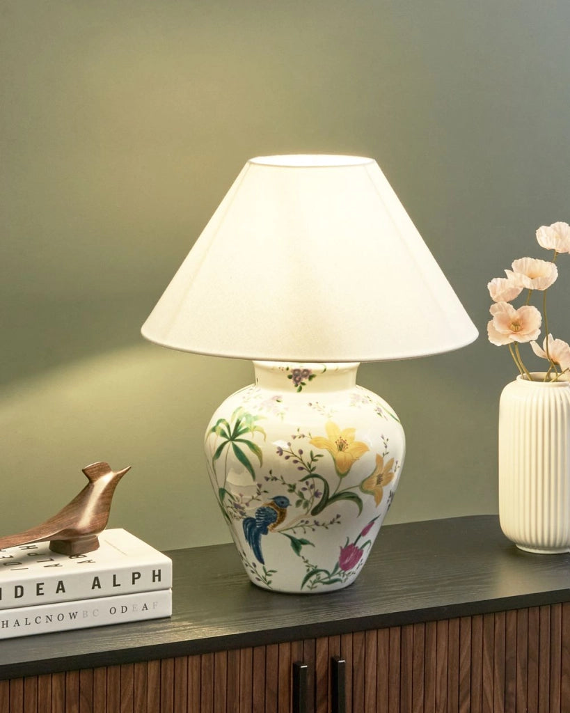 Lampada da tavolo Base in porcellana bianca Paralume a campana in lino con patten floreale Illuminazione elegante