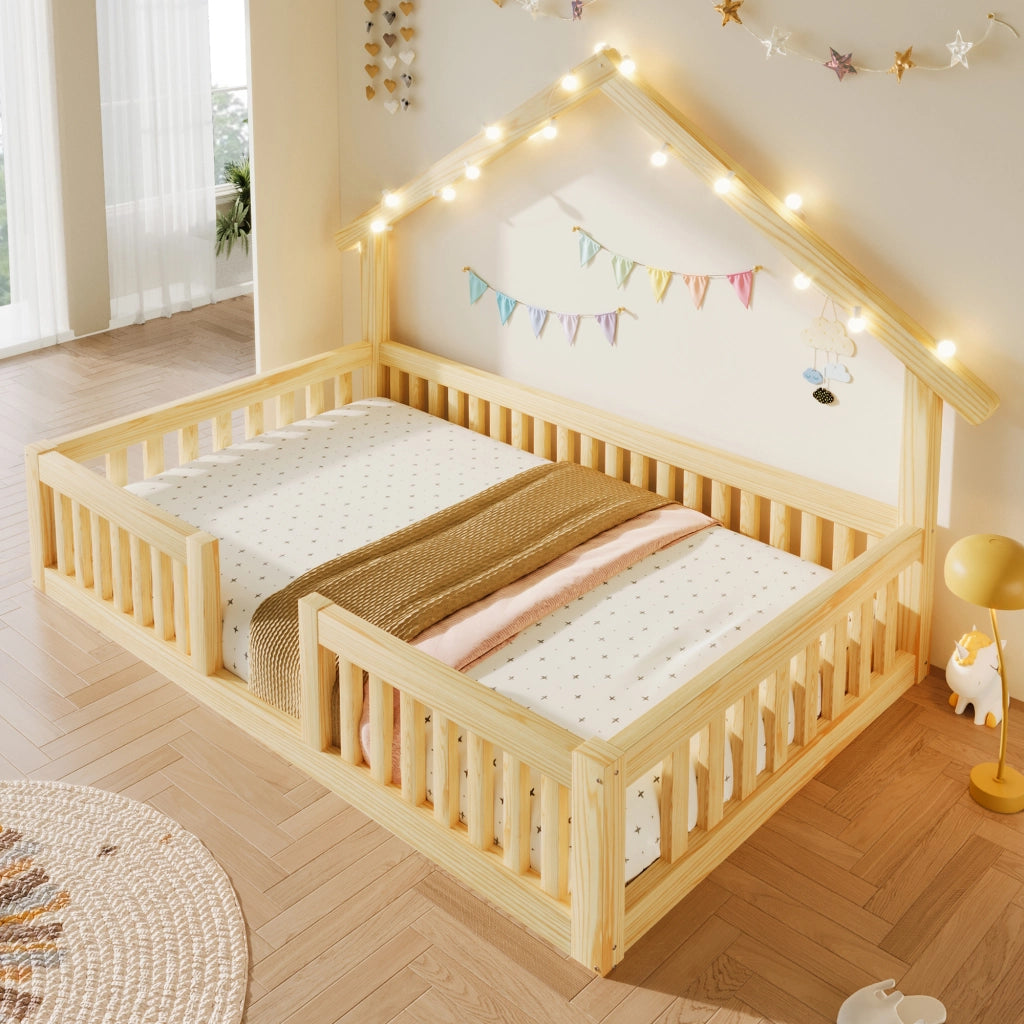 Letto a casetta 90x200 cm con parapetti di sicurezza; protezione perimetrale e ghirlanda LED; pino e MDF; naturale