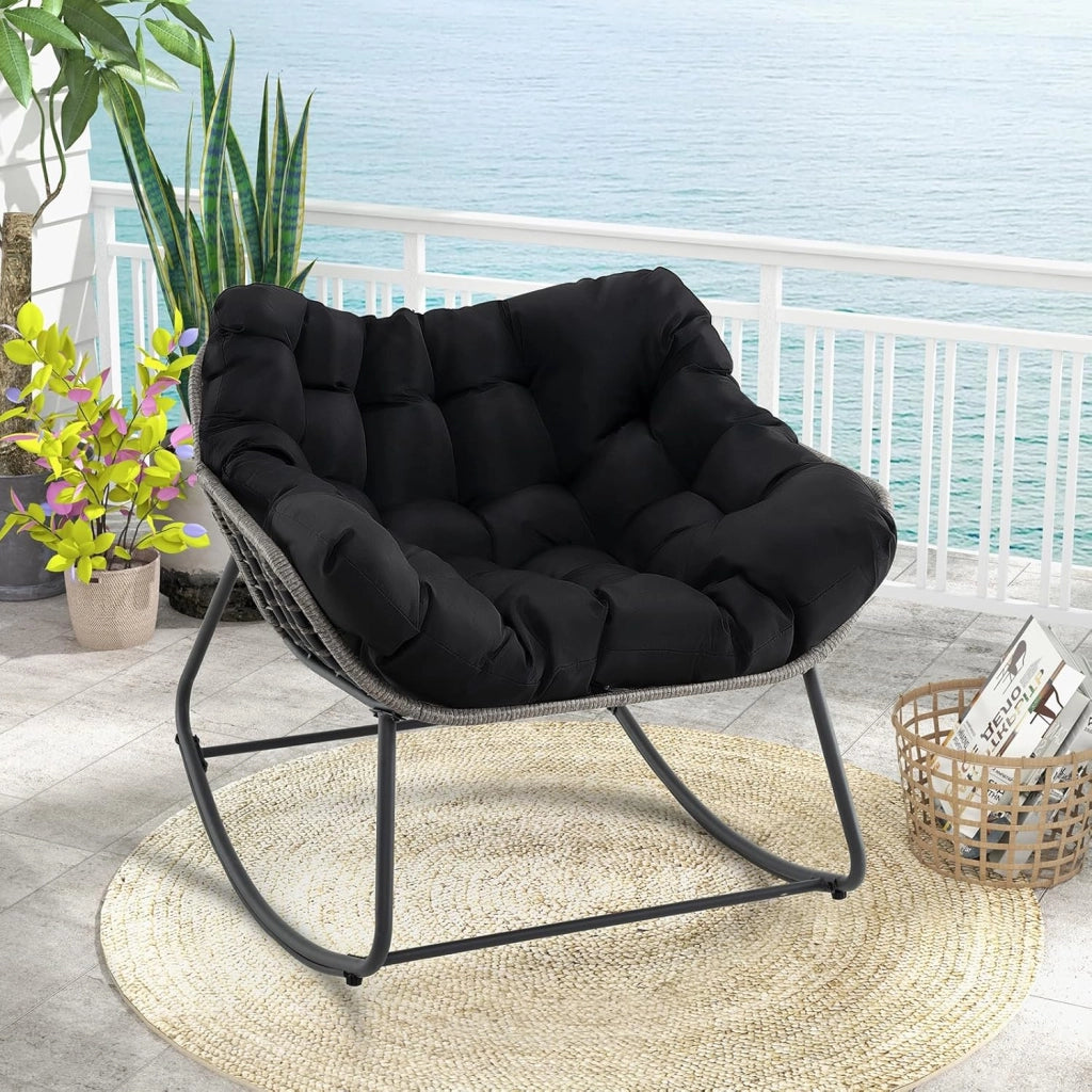 Sedia a Dondolo con Cuscino, Sedia da Relax Ampia e Avvolgente, con Struttura in Metallo, Seduta in Rattan, Cuscino Morbido Imbottito, per Soggiorno, Studio, Balcone, Nero (Nero)
