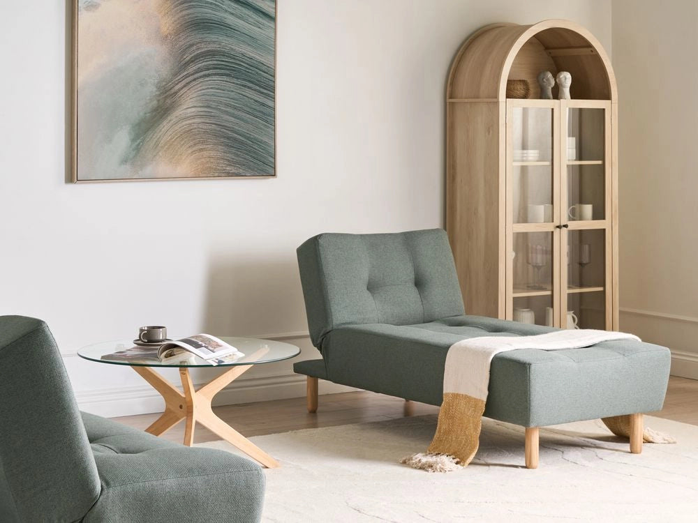 Chaise Lounge Rivestimento in tessuto verde Gambe in legno chiaro Stile scandinavo