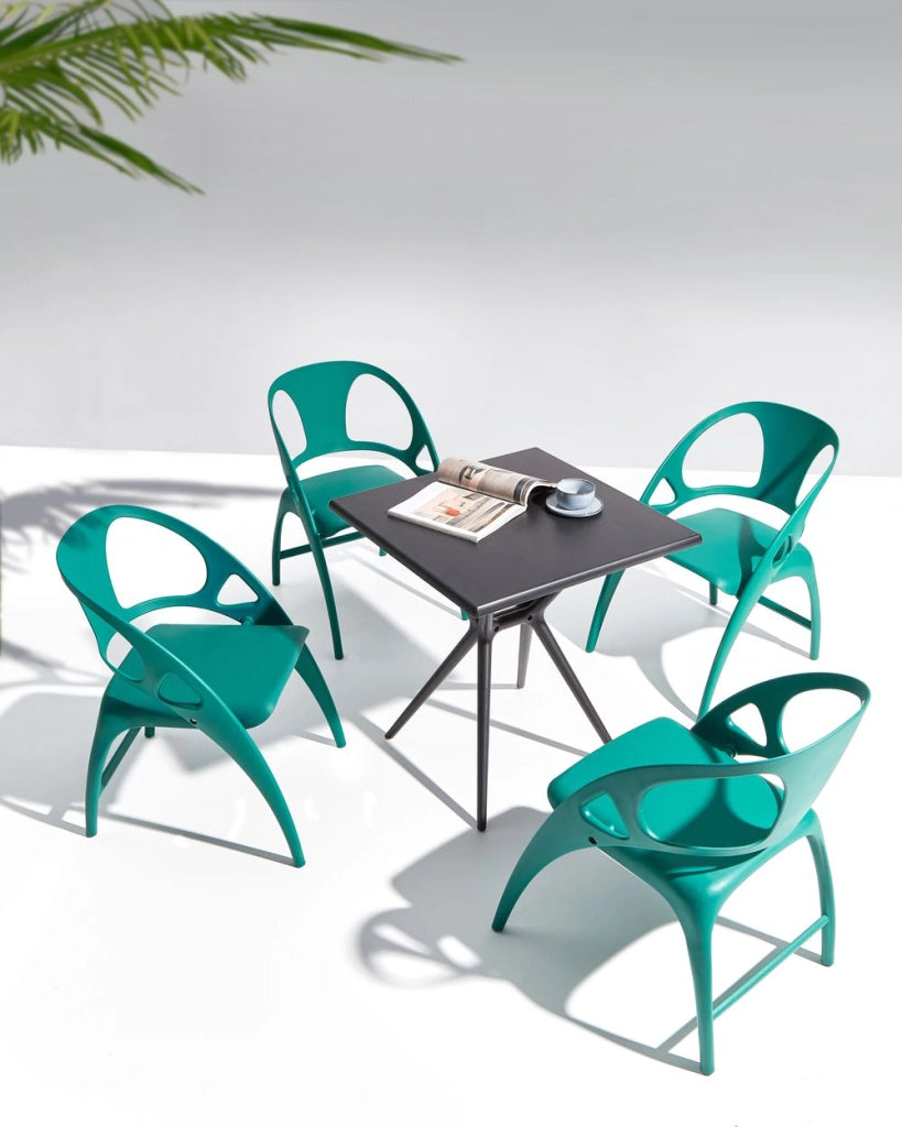 Set di 4 sedie da giardino in polipropilene verde thè plastica leggera e resistente agli agenti atmosferici per interni e per esterni.