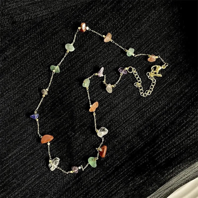 Collana fatta a mano con pietre naturali colorate e cristalli