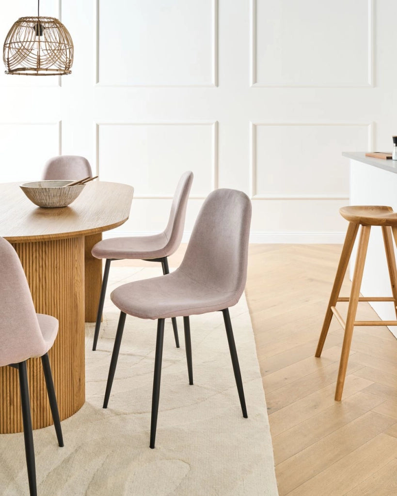 Set di 4 sedie da pranzo Beige Poliestere Tappezzato Ferro Gambe Nere Sala da pranzo senza braccioli