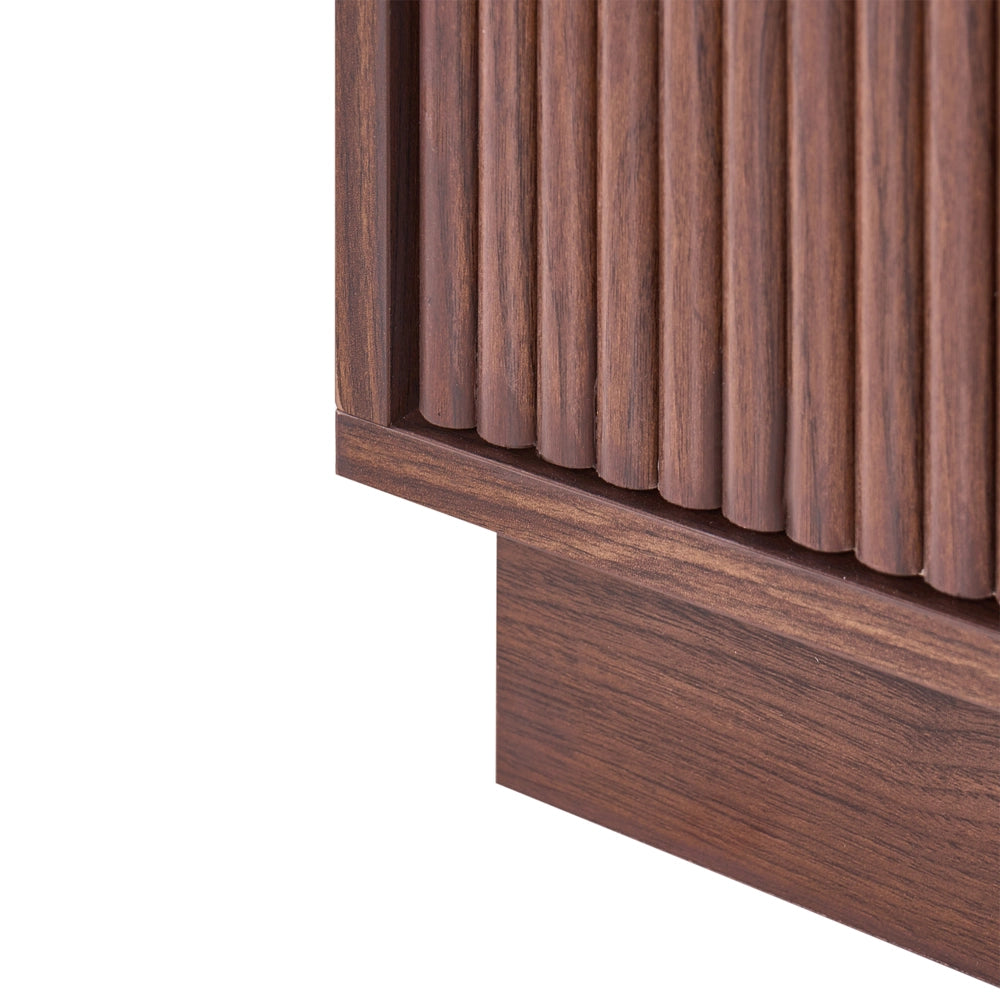 Comodino a 2 cassetti marrone scuro in MDF con maniglie in metallo, frontali scanalati e design moderno per camera da letto