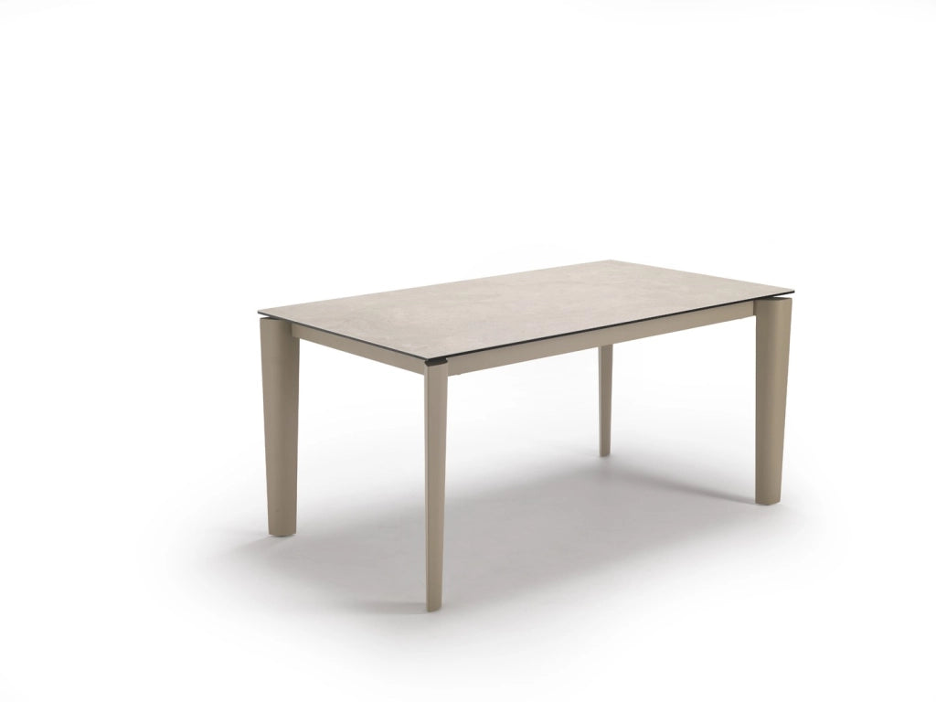 Tavolo allungabile Horus con piano in ceramica sabbia e struttura in metallo verniciato sabbia 160-240 cm - Design Moderno