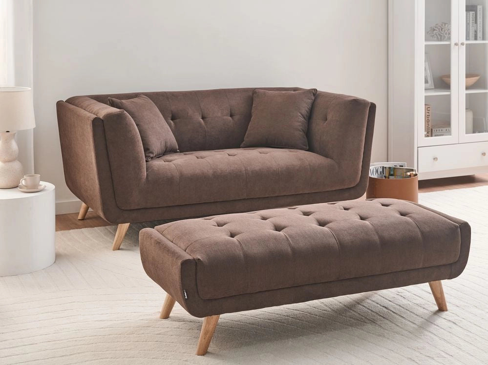 Divano a due posti in tessuto con poggiapiedi cuscini decorativi e gambe in legno trapuntatura decorativa stile retrò marrone scuro