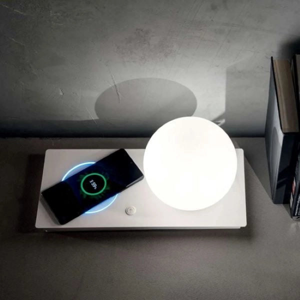 LAMPADA DA COMODINO BIANCA CON RICARICA WIRELESS CELLULARE MADAME ONDALUCE