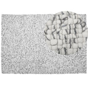 Tappeto tappetino grigio chiaro 160 x 230 cm in feltro di lana con palline intrecciate a mano