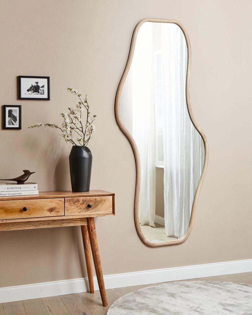 Specchio da parete in legno di Paulownia chiaro 79 x 180 cm Forma irregolare con ganci Decorazione da parete in stile moderno