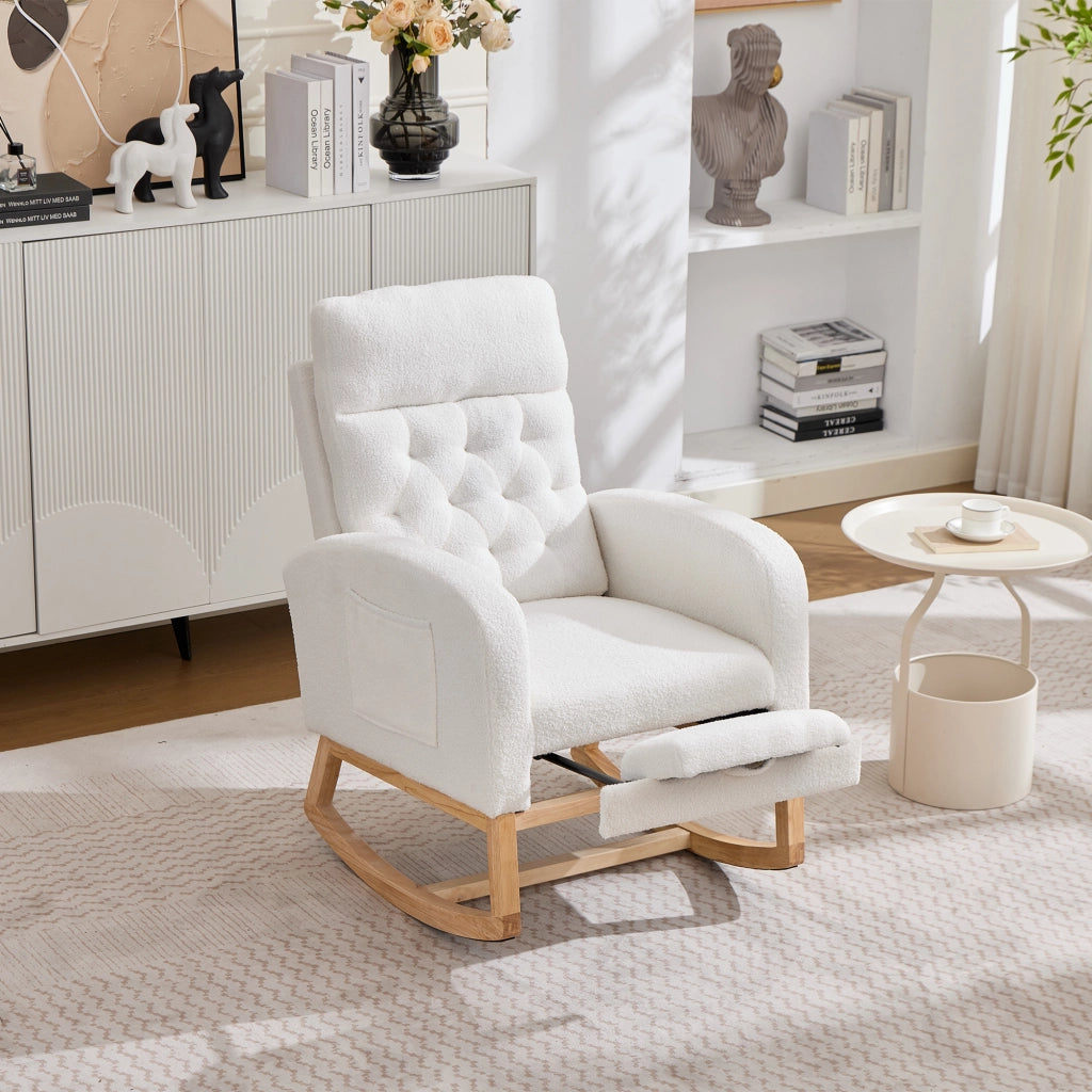 Sedia a dondolo in bouclé con poggiapiedi estraibile e tasche laterali in legno bianco 65,6 × 123 × 102 cm