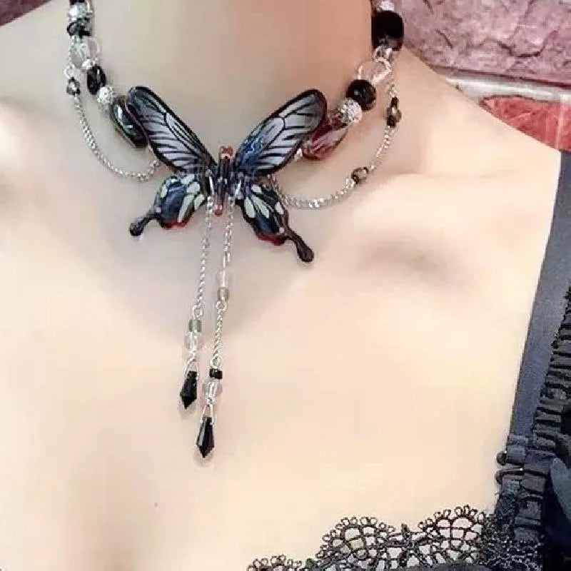 Collana con nappa a farfalla nera: gioiello fatto a mano con perline.