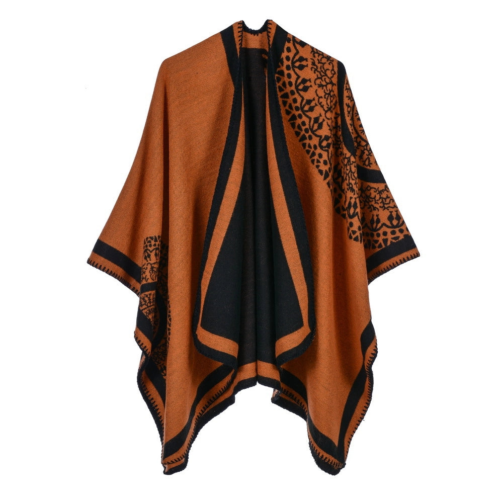 Nuova collezione di sciarpe, scialli e mantelle in cashmere in classico stile britannico per donna.