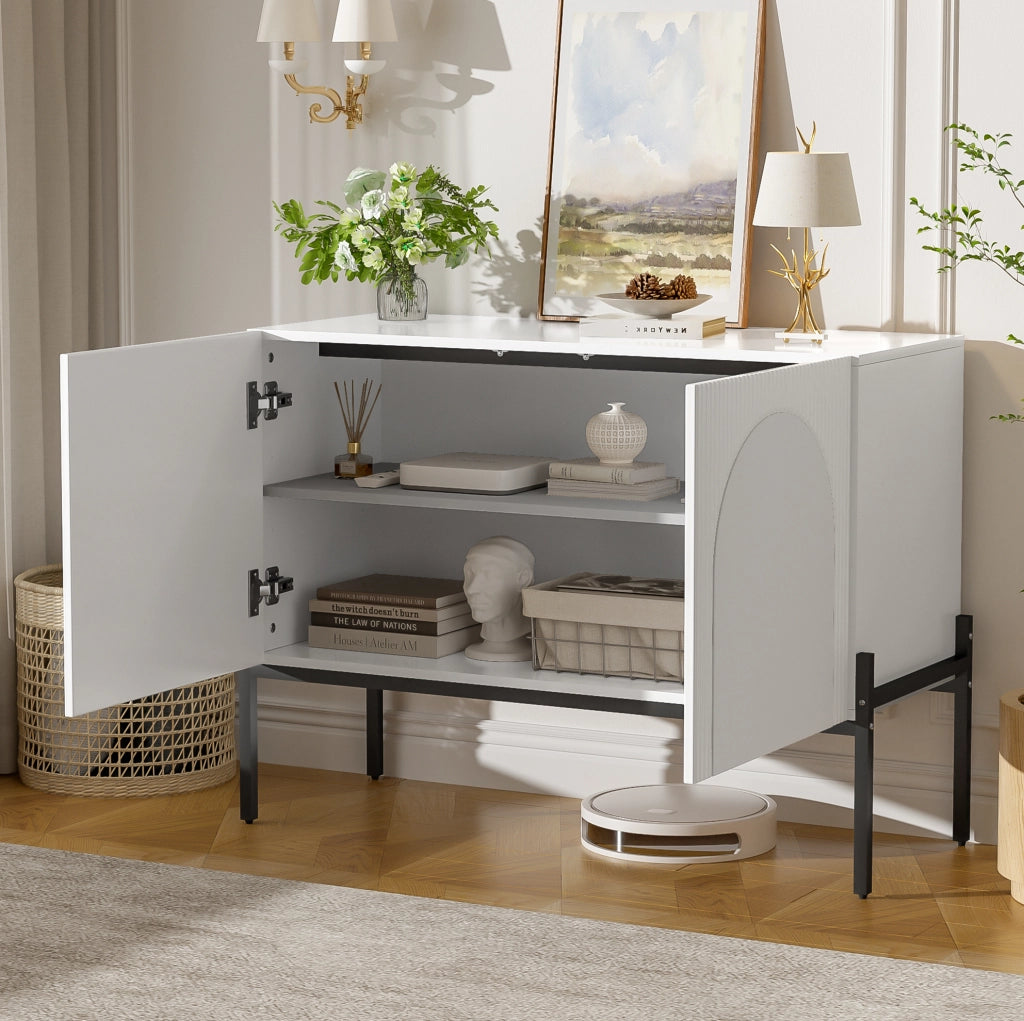 Credenza moderna bianca con ante e gambe in metallo