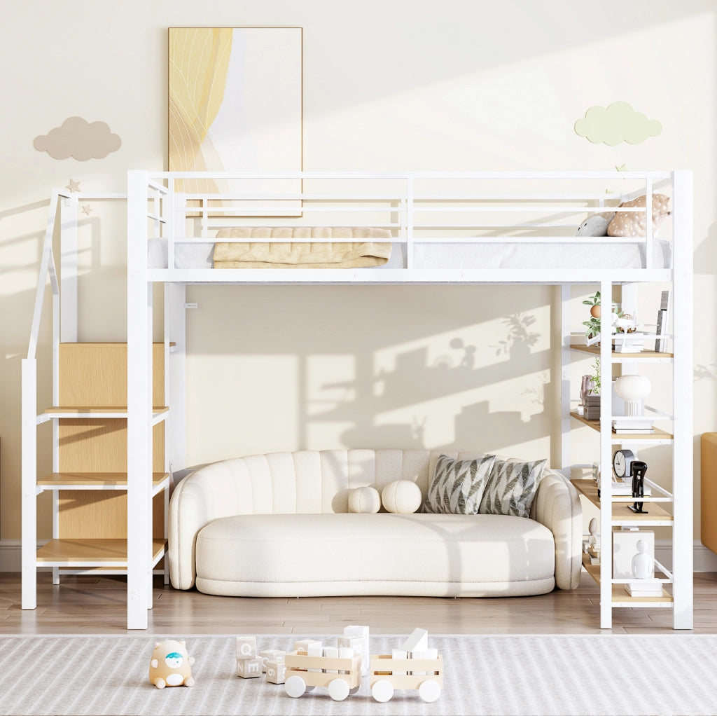 Letto a soppalco 140x200 cm in metallo con scala contenitore; armadietto e ripiani; bianco