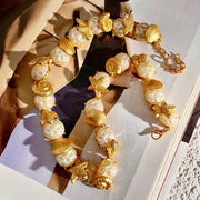 Collana fatta a mano con conchiglie, stelle marine e perle: gioielli dal mare