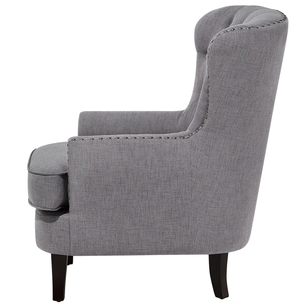 Poltrona Wingback Pulsante grigio chiaro Schienale capitonné Gambe nere Rifiniture a testa chiodata Elegante soggiorno in stile Chesterfield